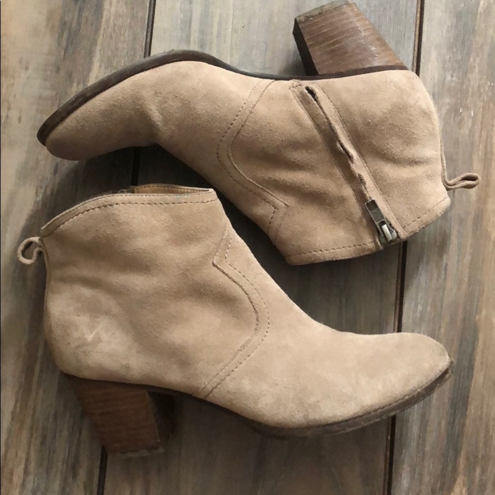 Land’s End sued ankle boots.